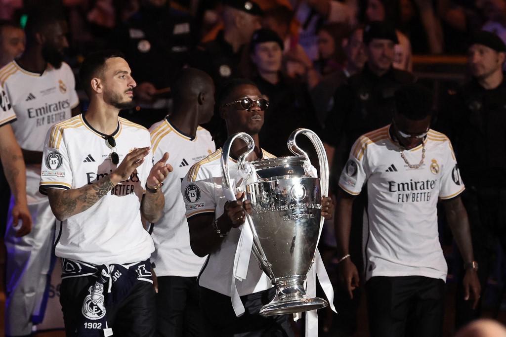 Real Madrid montó un fiestón en Cibeles: el puro de Ancelotti, Camavinga lidera los bailes y la despedida de Kroos