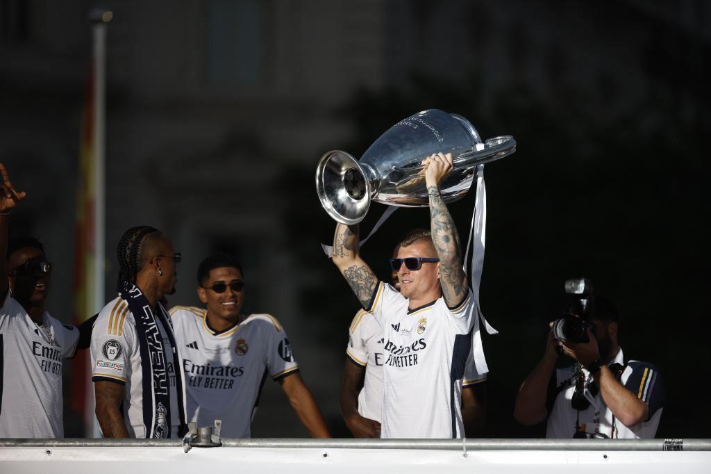 Real Madrid montó un fiestón en Cibeles: el puro de Ancelotti, Camavinga lidera los bailes y la despedida de Kroos