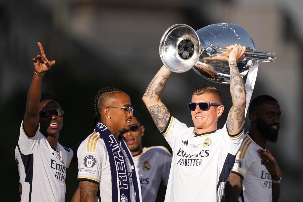 Real Madrid montó un fiestón en Cibeles: el puro de Ancelotti, Camavinga lidera los bailes y la despedida de Kroos
