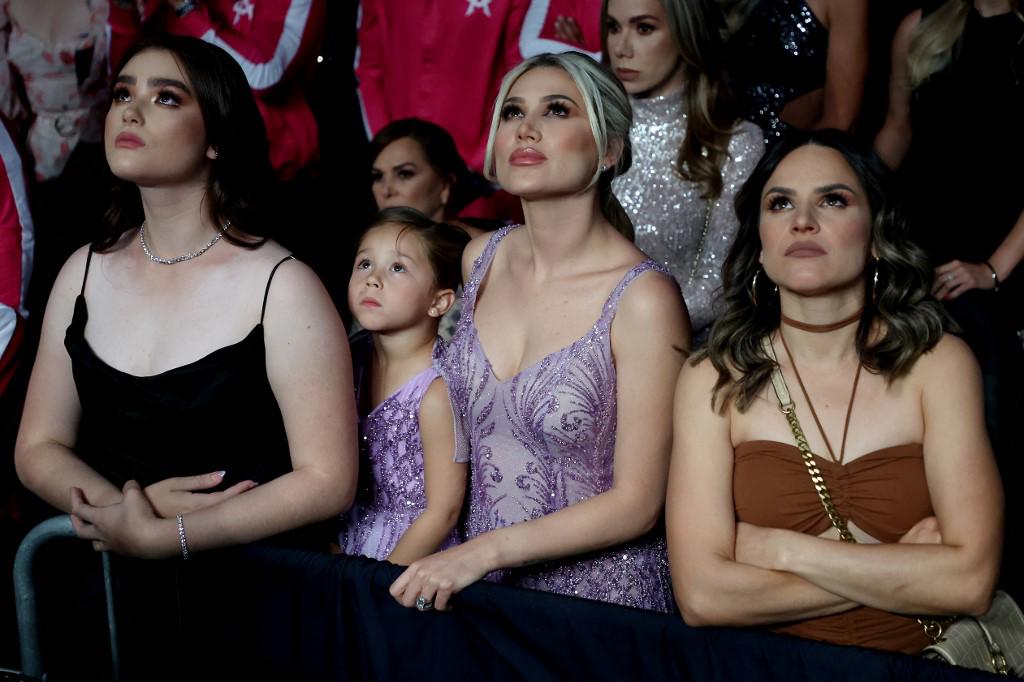 Canelo Álvarez levantó al ruso Bivol en pleno combate y quiénes eran las bellas mujeres que estaban en la segunda fila