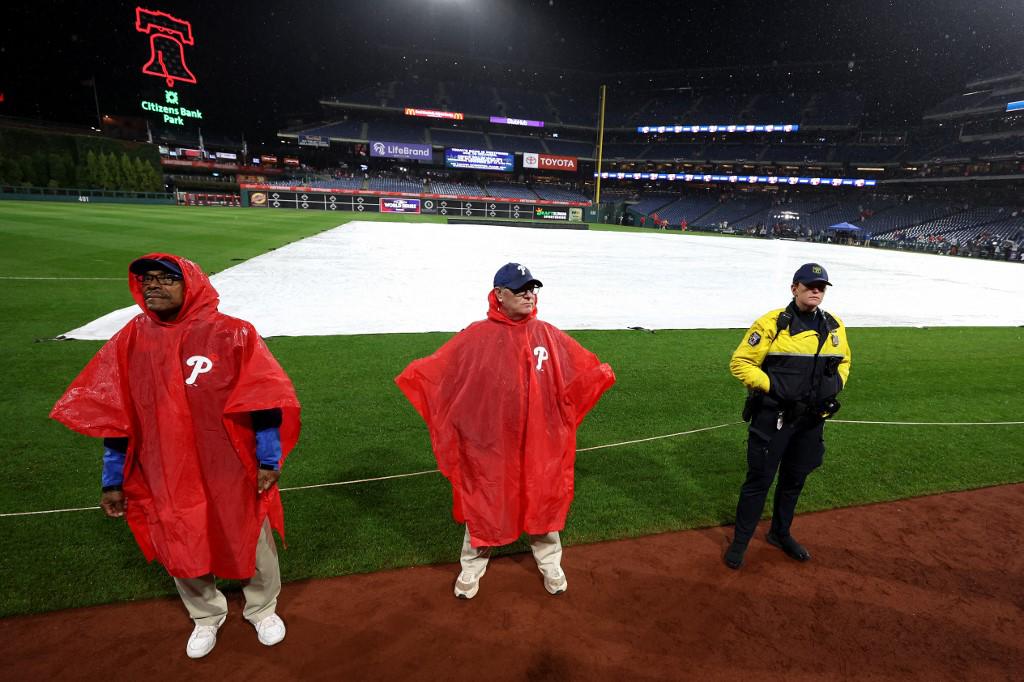 Suspendido el tercer juego de la Serie Mundial de Béisbol entre los Astros y Phillies por condiciones climáticas