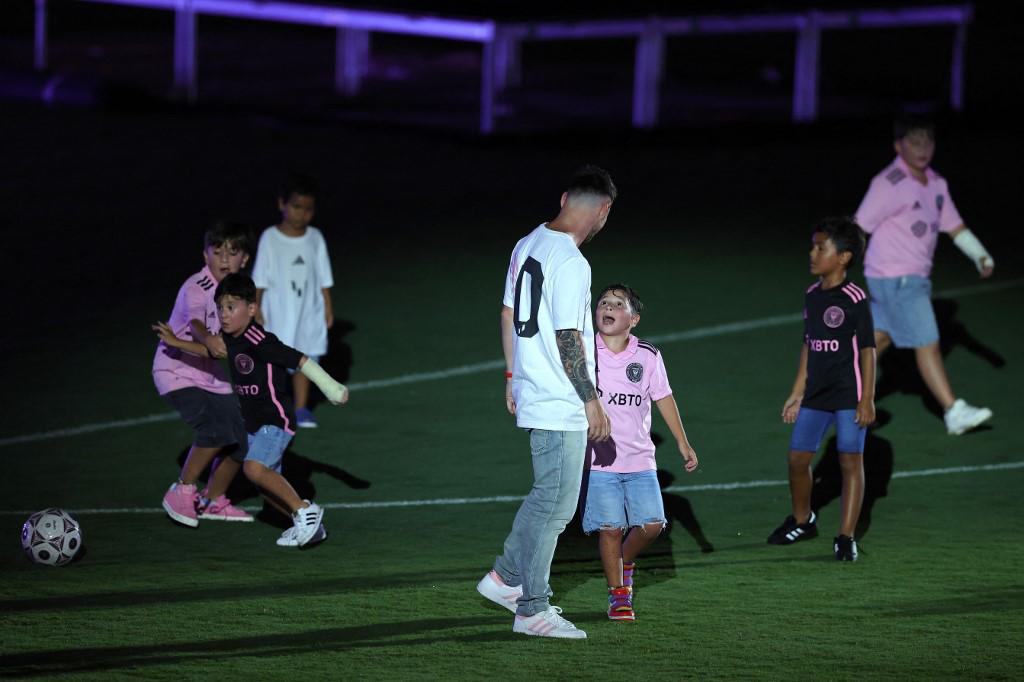 Así fue el reencuentro de Messi con Busquets en el Inter Miami; Antonela levanta suspiros y el cálido saludo con Beckham