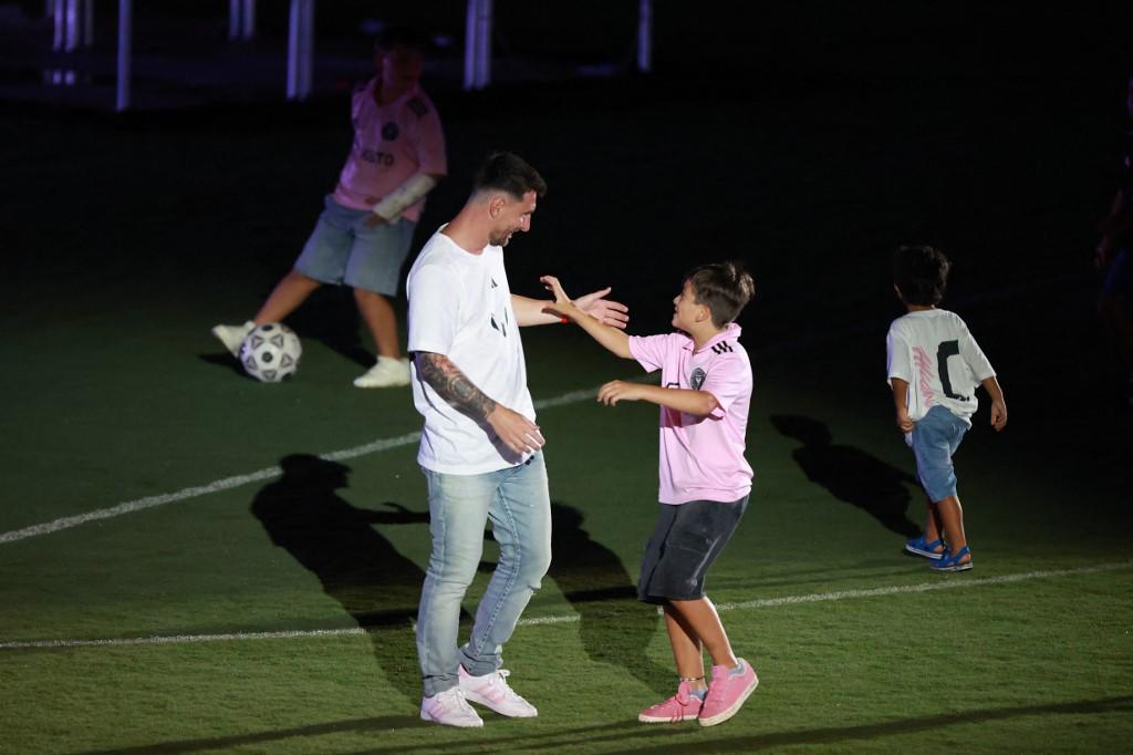 Así fue el reencuentro de Messi con Busquets en el Inter Miami; Antonela levanta suspiros y el cálido saludo con Beckham