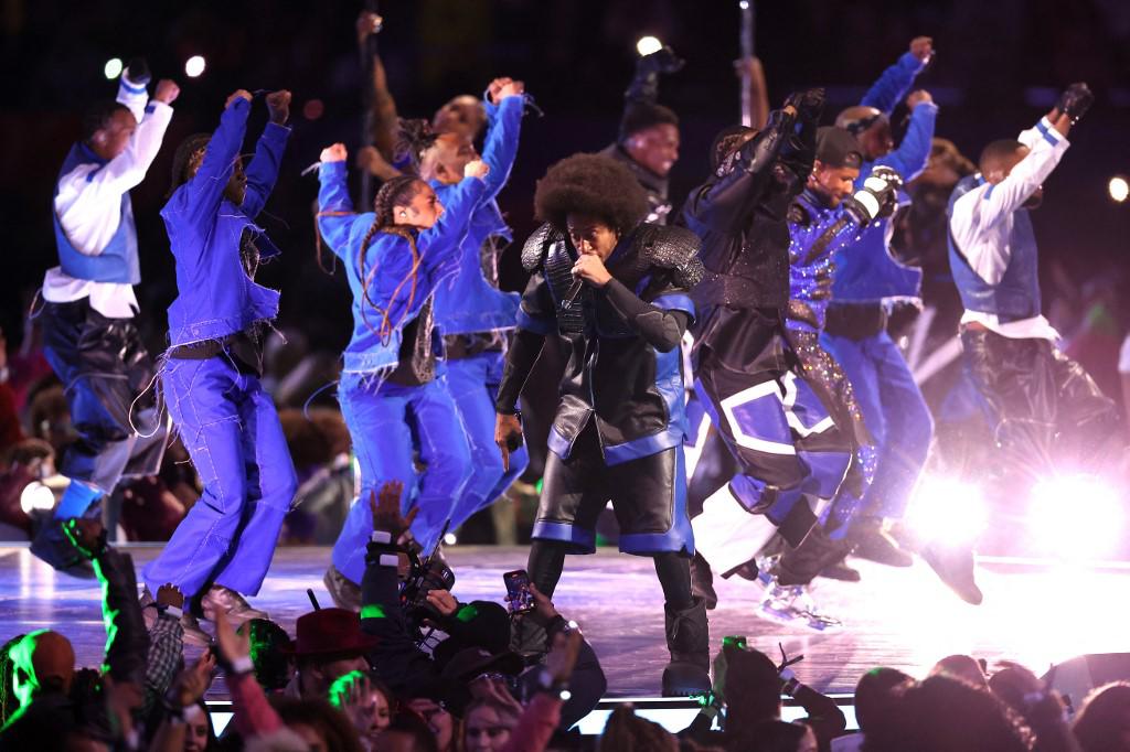 FOTOS: Usher y su espectacular ‘half-time show’ en el Super Bowl; los invitados estrellas y el regalo especial