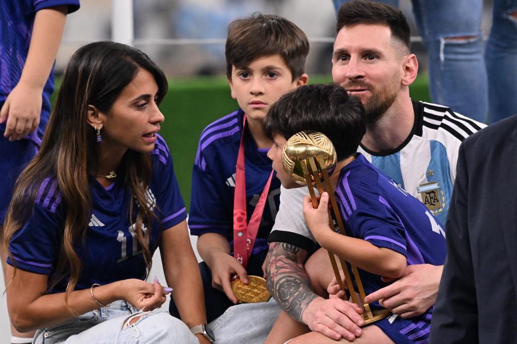 ¿Qué significa la capa que le colocó el Emir de Qatar a Messi? El polémico festejo del Dibu y un Mbappé destrozado por Argentina