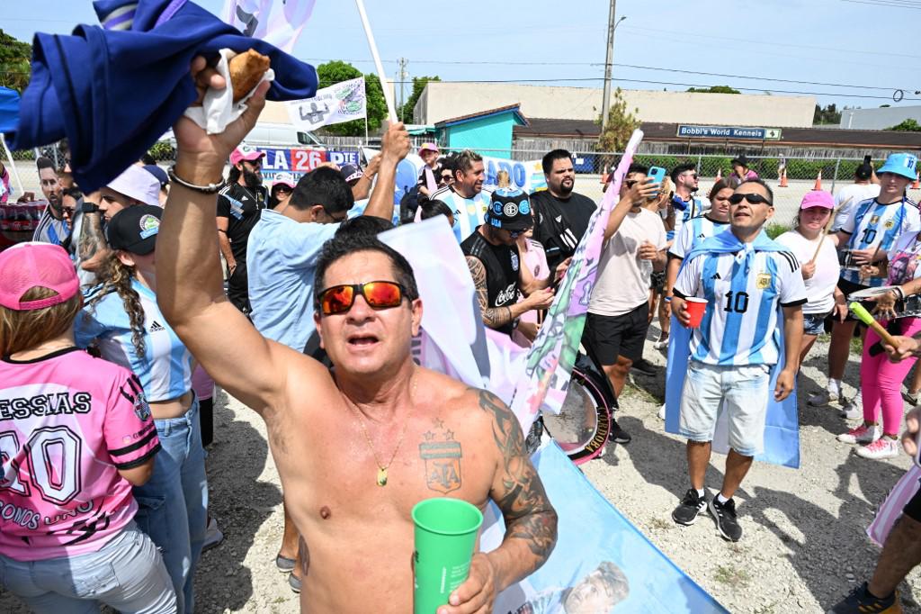 Hinchas argentinos invaden el DRV PNK Stadium para ver a Leo Messi.