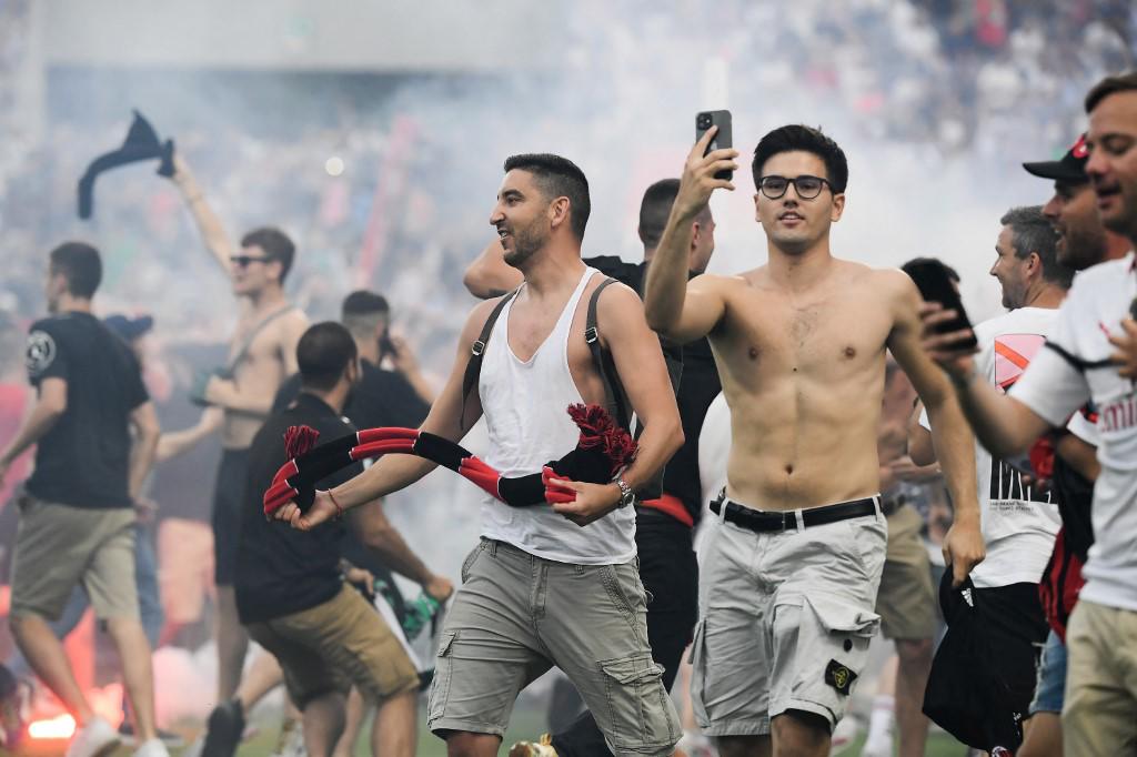 Fumándose un puro y bebiendo champagne: así fue Ibrahimovic a recoger su medalla de campeón en el festejo del AC Milan