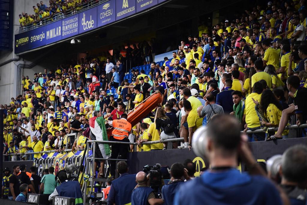 Barcelona goleó al Cádiz en un partido con mucho drama por un aficionado que se desplomó en las tribunas