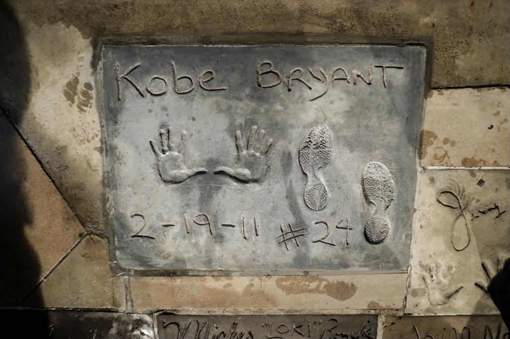 Las huellas de Kobe Bryant son inmortalizadas en Hollywood: Viuda e hijas de Kobe Bryant lo recuerdan en emotivo evento