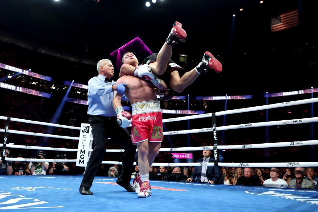 Canelo Álvarez levantó al ruso Bivol en pleno combate y quiénes eran las bellas mujeres que estaban en la segunda fila