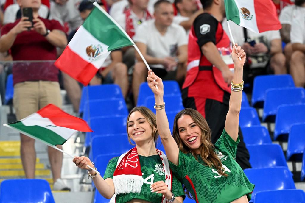 No viste en TV: así fueron captados Memo Ochoa y Lewandowski al final del partido, y su bella esposa enamora a los mexicanos