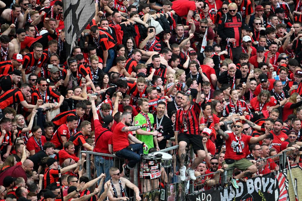 Bayer Leverkusen festeja su primer título de Bundesliga: el beso de Xabi Alonso a su esposa y descontrol en el BayArena