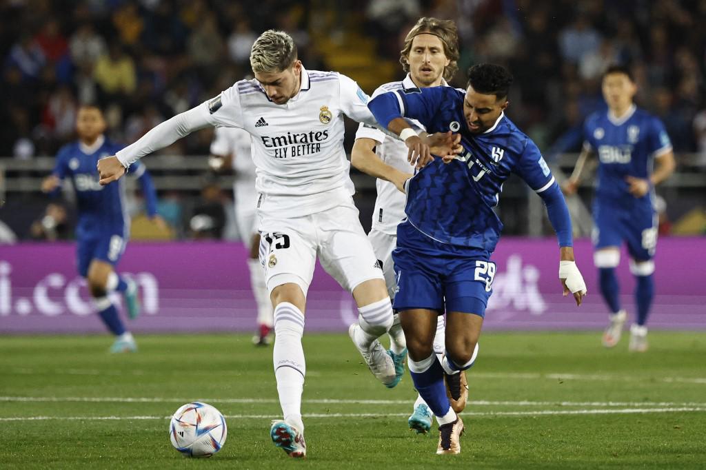 Valverde disputando el esférico con Salem al-Dawsari.