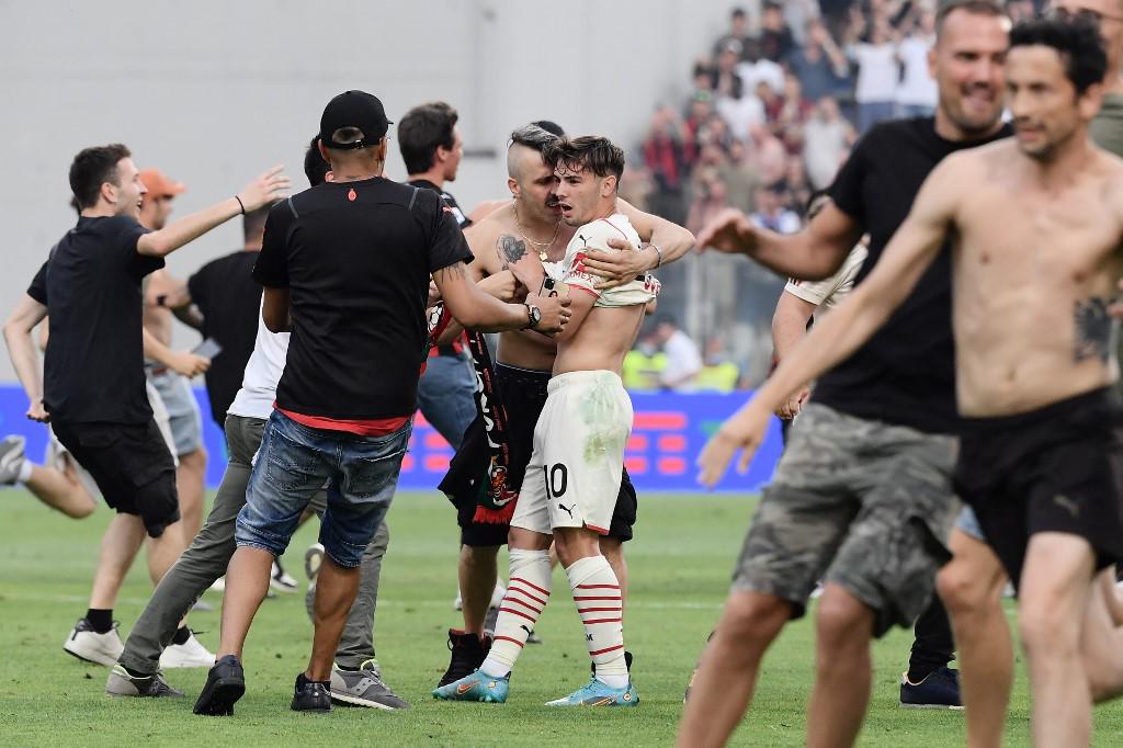 Fumándose un puro y bebiendo champagne: así fue Ibrahimovic a recoger su medalla de campeón en el festejo del AC Milan