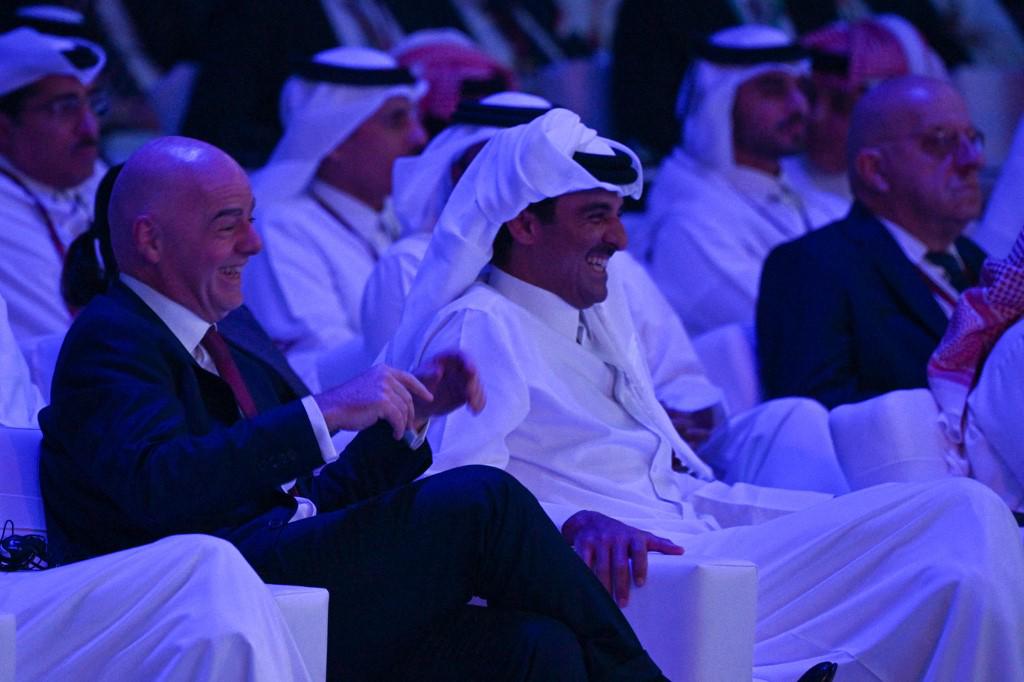 Así fue captado el Emir de Qatar y dueño del PSG y la promesa de Infantino en el sorteo del Mundial 2022
