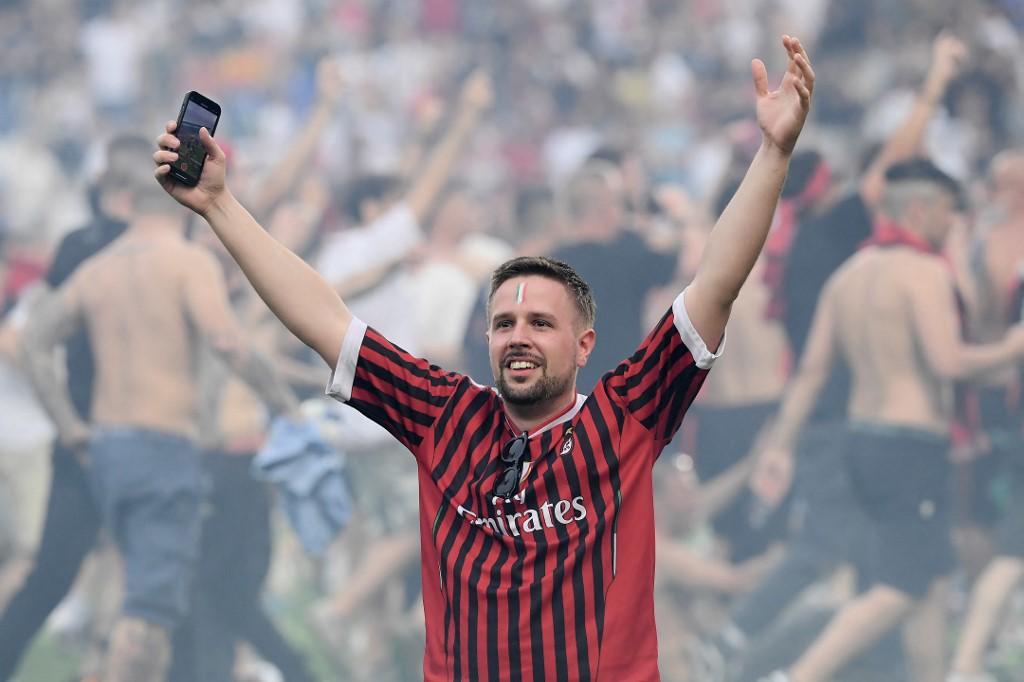 Fumándose un puro y bebiendo champagne: así fue Ibrahimovic a recoger su medalla de campeón en el festejo del AC Milan