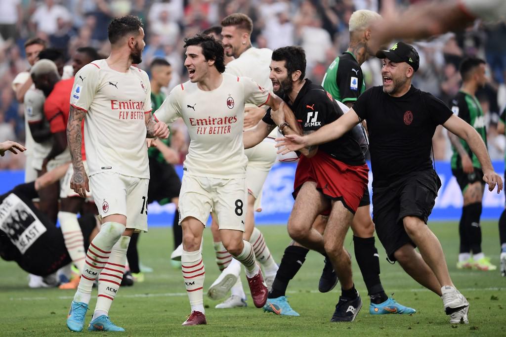 Fumándose un puro y bebiendo champagne: así fue Ibrahimovic a recoger su medalla de campeón en el festejo del AC Milan