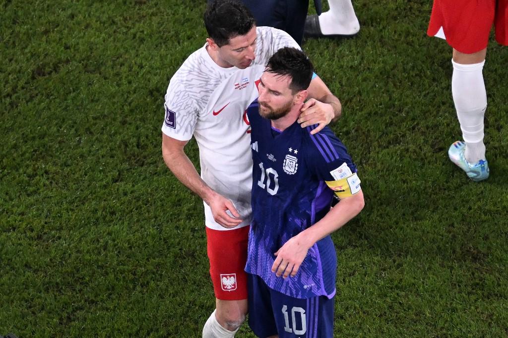 Messi y Lewandowski terminaron hablando en secreto una vez que acabó el partido.