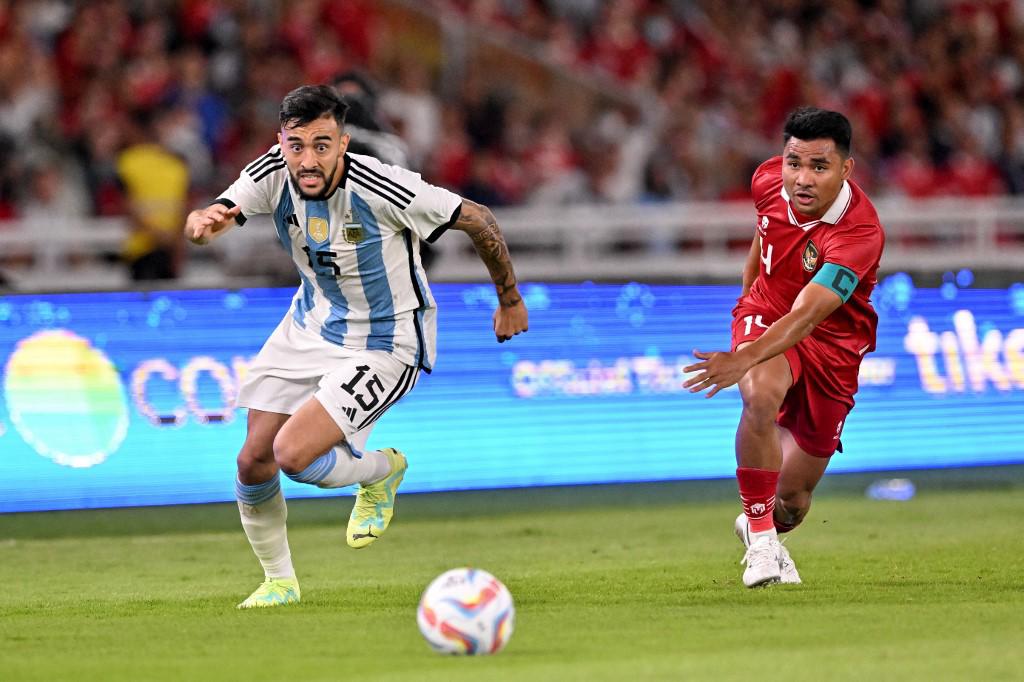 Nicolás González disputa el esférico con el capitán de Indonesia, Asnawi Bahar.