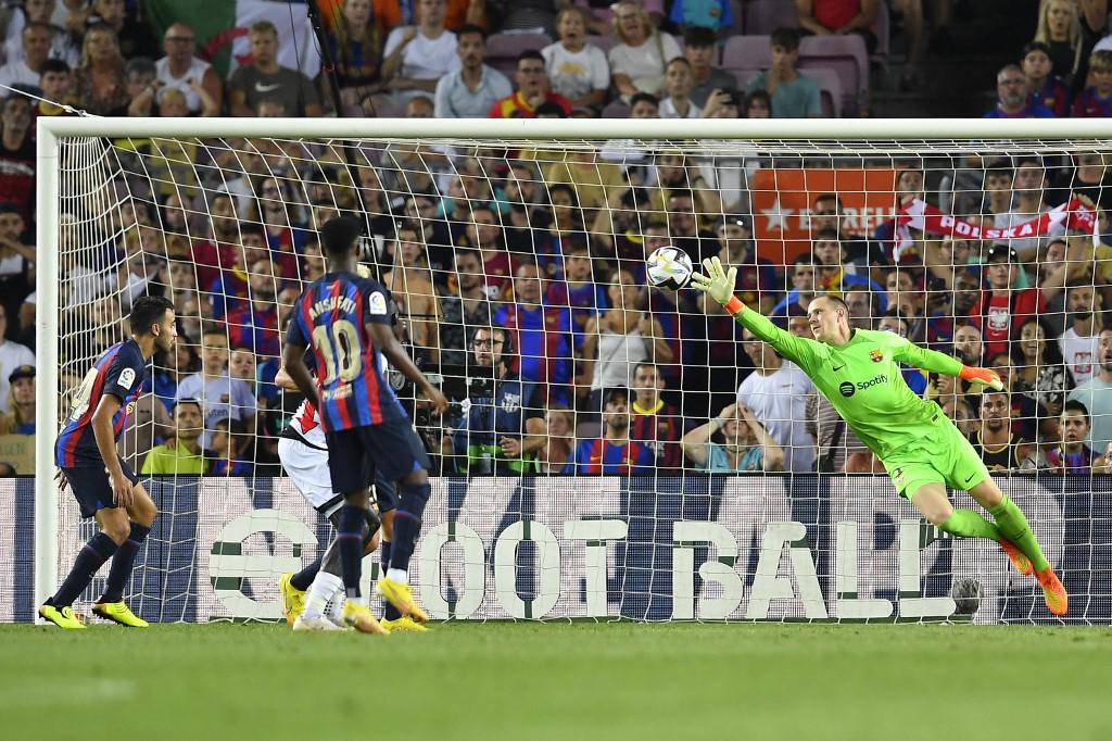 El gesto de Lewandowski tras terminar el partido y codazo de Busquets a Falcao; así fue el penal que pidió todo el Barcelona