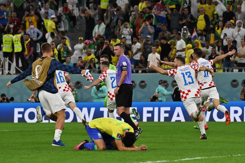 Croacia festeja el triunfo sobre Brasil tras el fallo de Marquinhos en los penales.