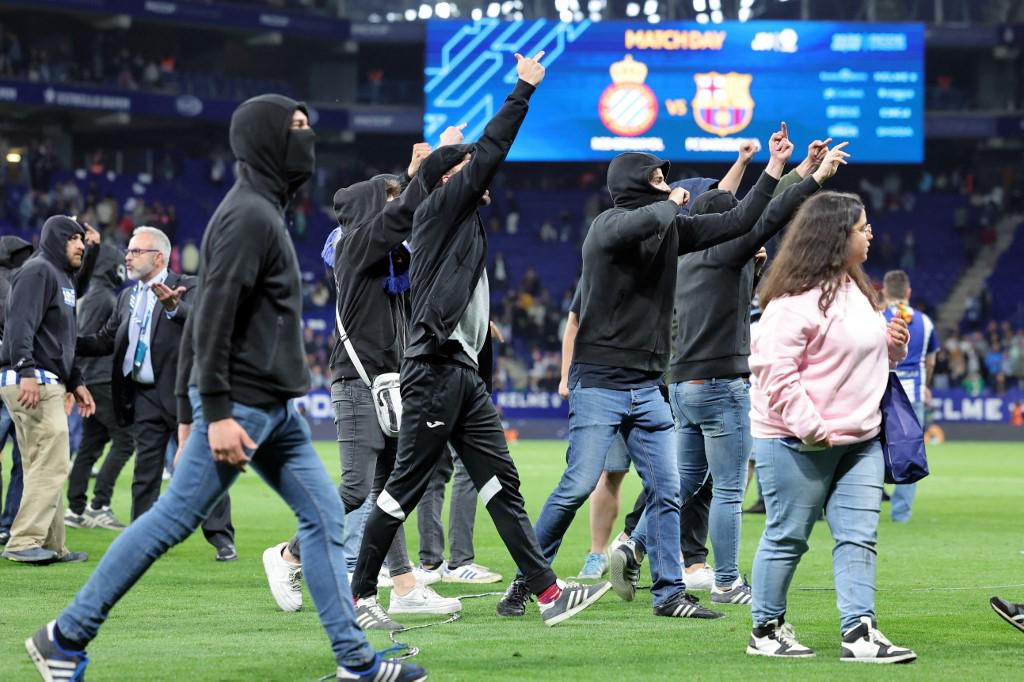 ¡Polémica! Ultras del Espanyol invaden el campo y corren a los jugadores del Barcelona tras quedar campeones de LaLiga