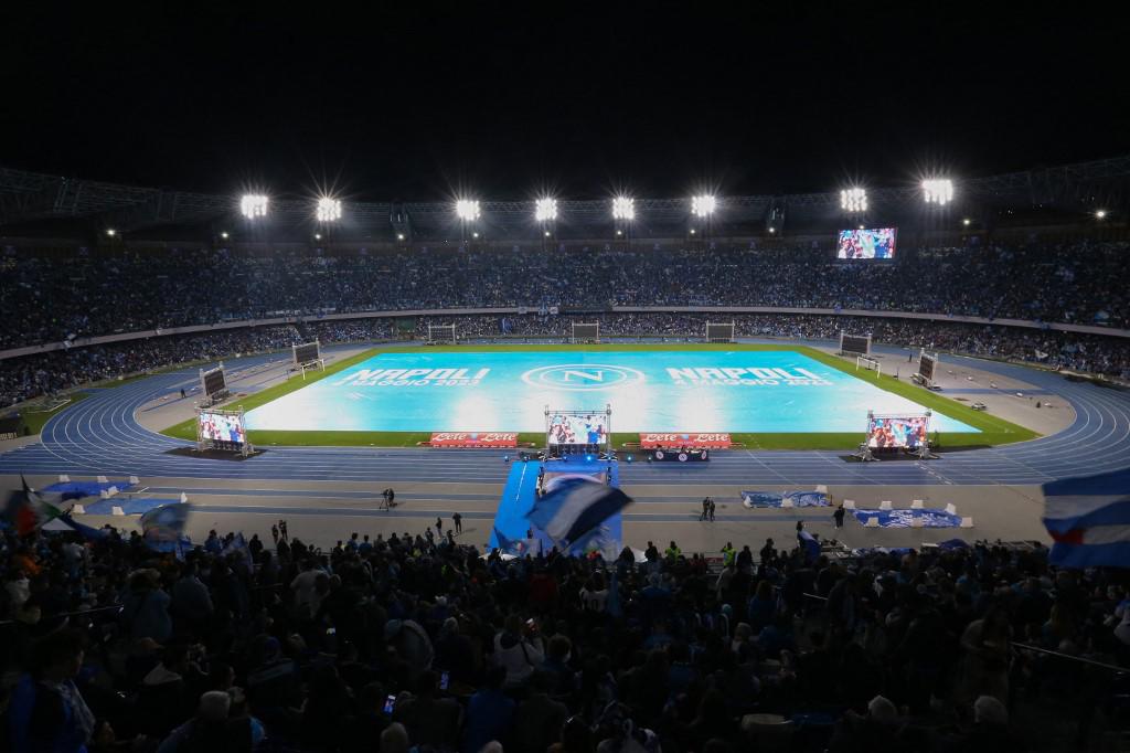 Brutal invasión y “Chucky” Lozano como Superman: la histórica celebración del título del Napoli en Italia