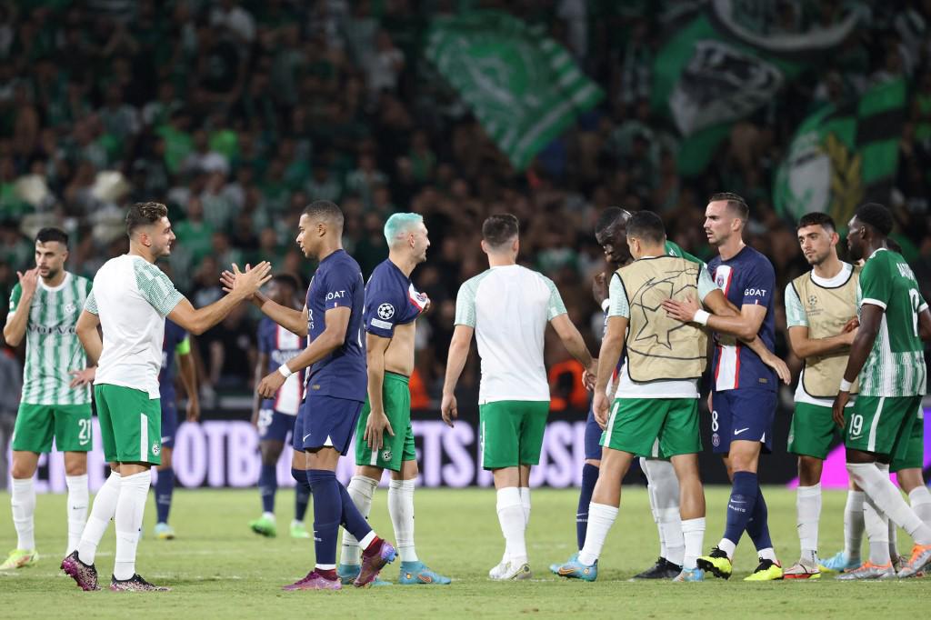 ¡Locura en Israel por Messi! Aficionado se salta al campo para abrazarlo y la reacción del argentino en el Maccabi Haifa-PSG