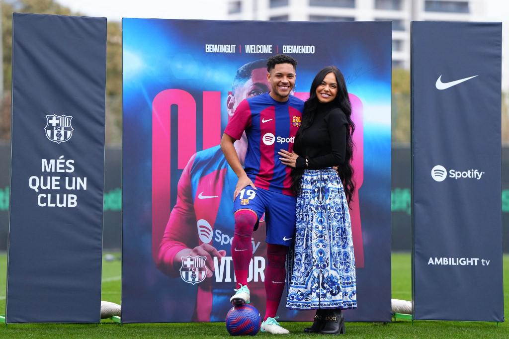 Así fue la presentación oficial de Vitor Roque con el Barcelona tras su debut: el gran ausente y quiénes lo acompañaron