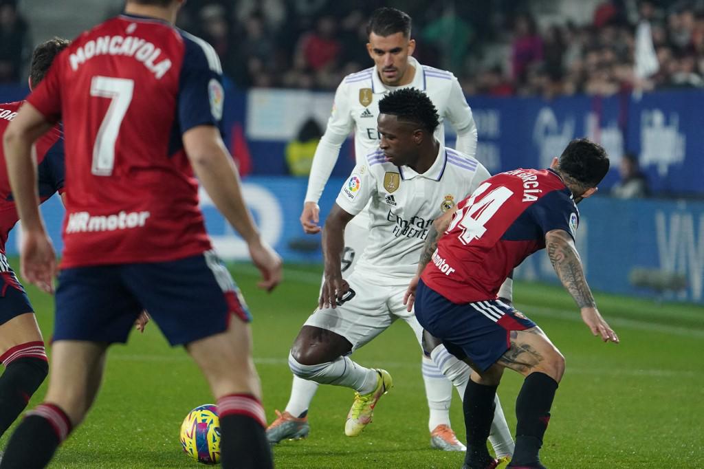 Vinicius quitándose la marca de Rubén García.