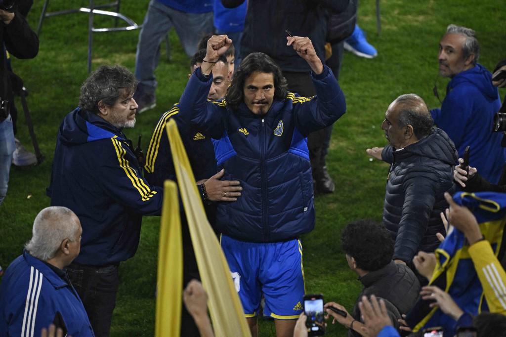 La presentación de Cavani con Boca Juniors en La Bombonera: brutal recibimiento y acompañado de su novia