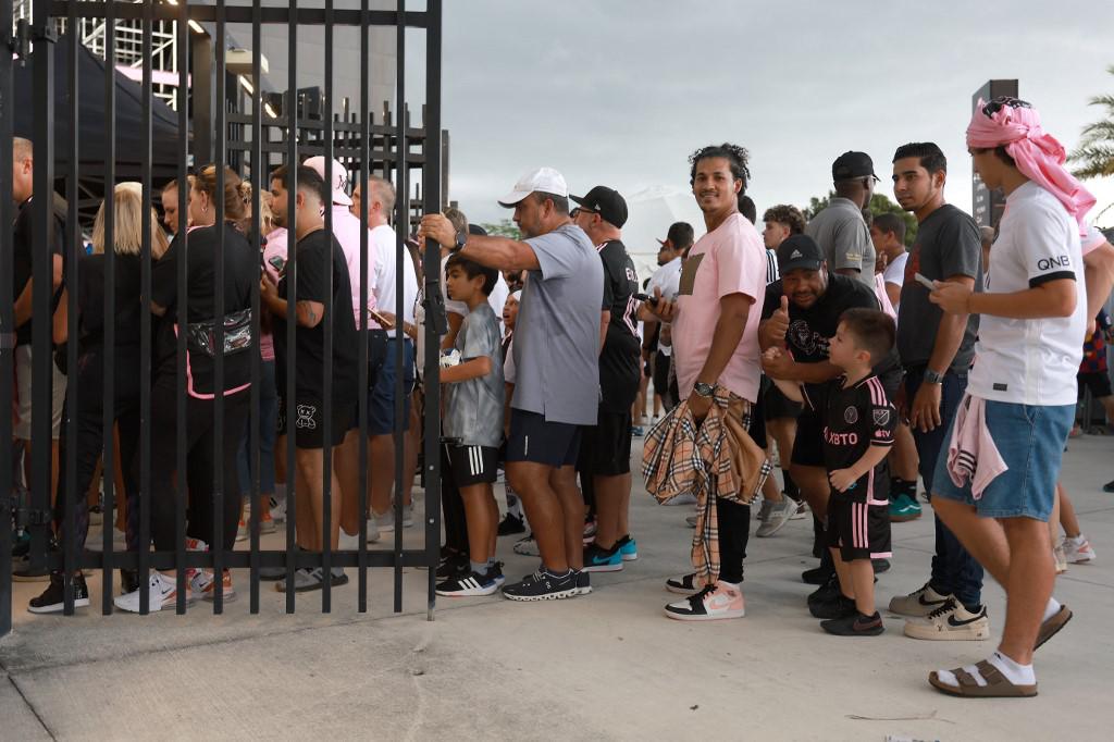 Afición del Inter Miami ya ingresa para ver la presentación de Messi.