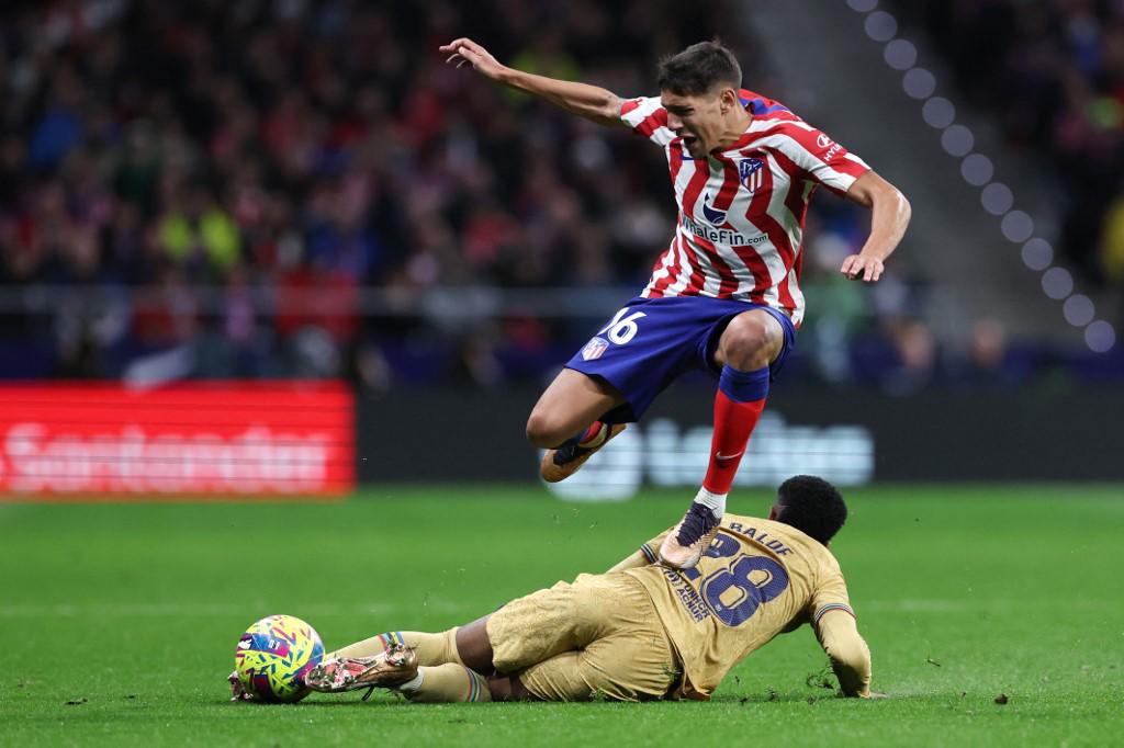 Alejandro Balde se barre para cortar el ataque de Nahuel Molina.