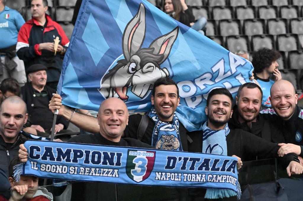 Brutal invasión y “Chucky” Lozano como Superman: la histórica celebración del título del Napoli en Italia