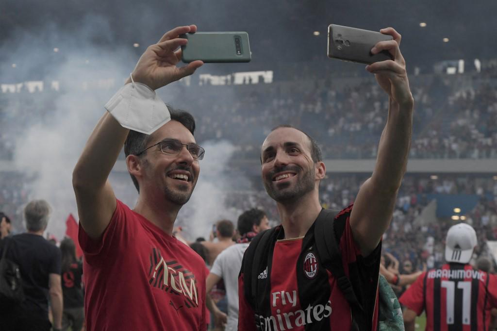 Fumándose un puro y bebiendo champagne: así fue Ibrahimovic a recoger su medalla de campeón en el festejo del AC Milan