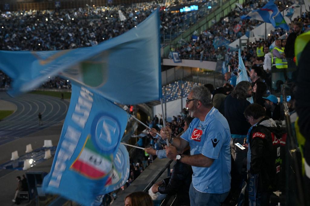 Brutal invasión y “Chucky” Lozano como Superman: la histórica celebración del título del Napoli en Italia