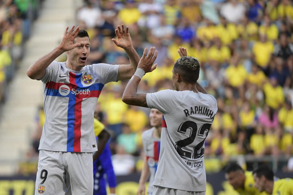 Barcelona goleó al Cádiz en un partido con mucho drama por un aficionado que se desplomó en las tribunas