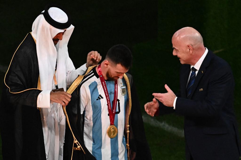 ¿Qué significa la capa que le colocó el Emir de Qatar a Messi? El polémico festejo del Dibu y un Mbappé destrozado por Argentina