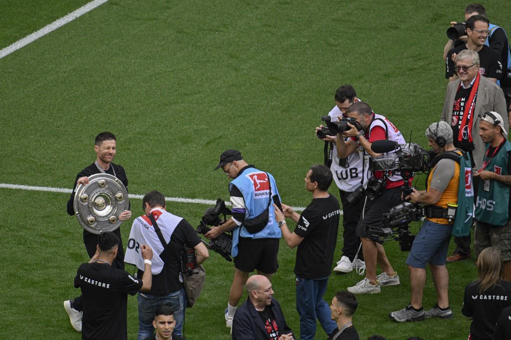 Bayer Leverkusen festeja su primer título de Bundesliga: el beso de Xabi Alonso a su esposa y descontrol en el BayArena