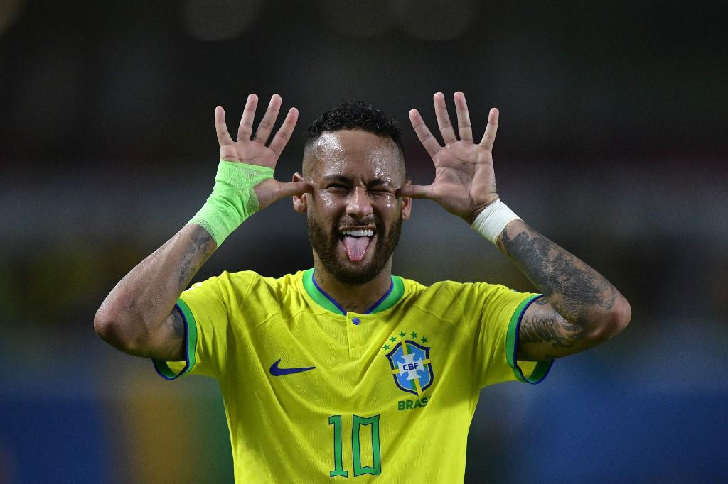 Neymar ya es el máximo anotador de la selección brasileña con 79 tantos.