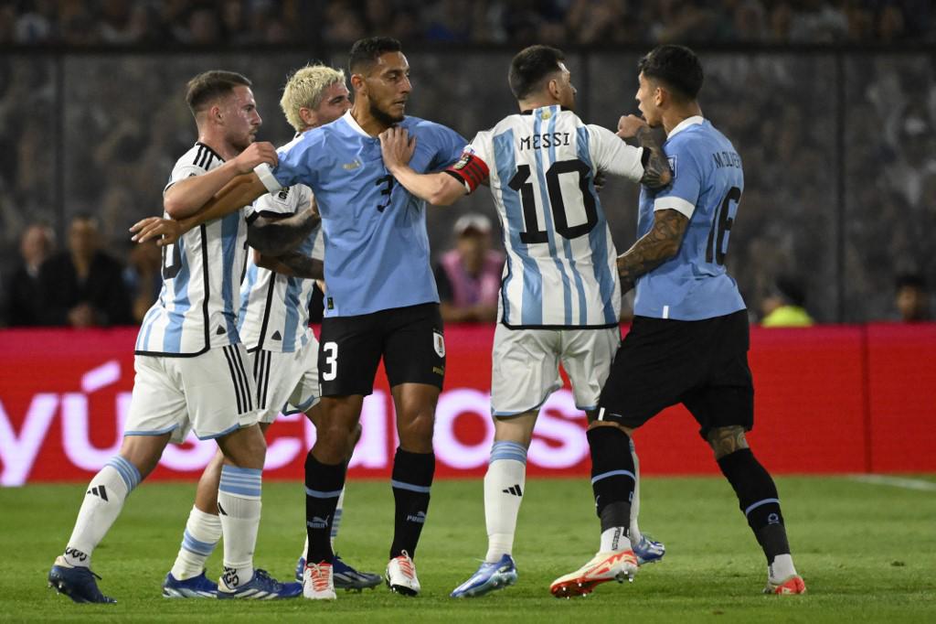 La bronca de Messi ante Uruguay, lo que dijo Ugarte a De Paul y el beso a Luis Suárez tras la victoria ante Argentina