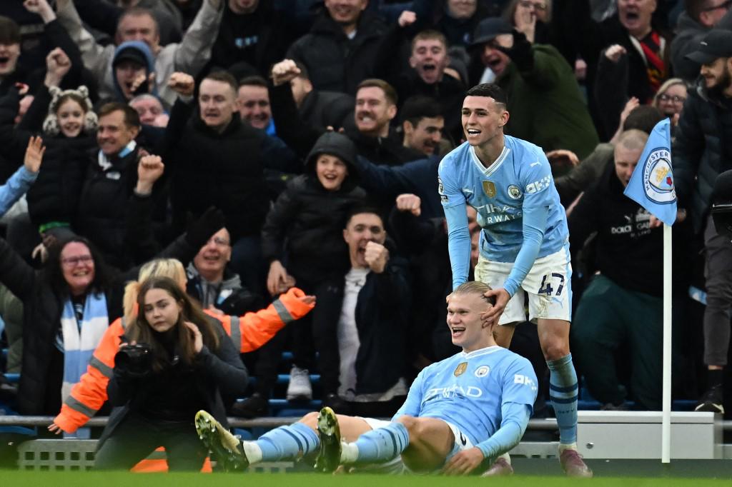 Phil Foden festejando con Haaland el tanto del noruego que sentenció el juego.