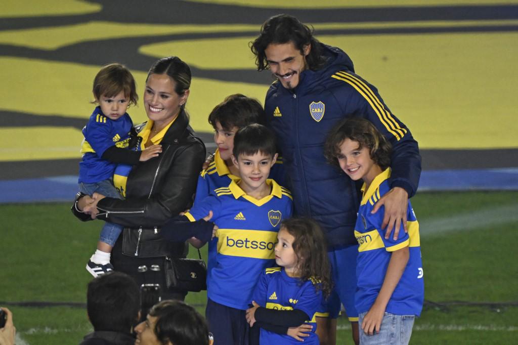 La presentación de Cavani con Boca Juniors en La Bombonera: brutal recibimiento y acompañado de su novia