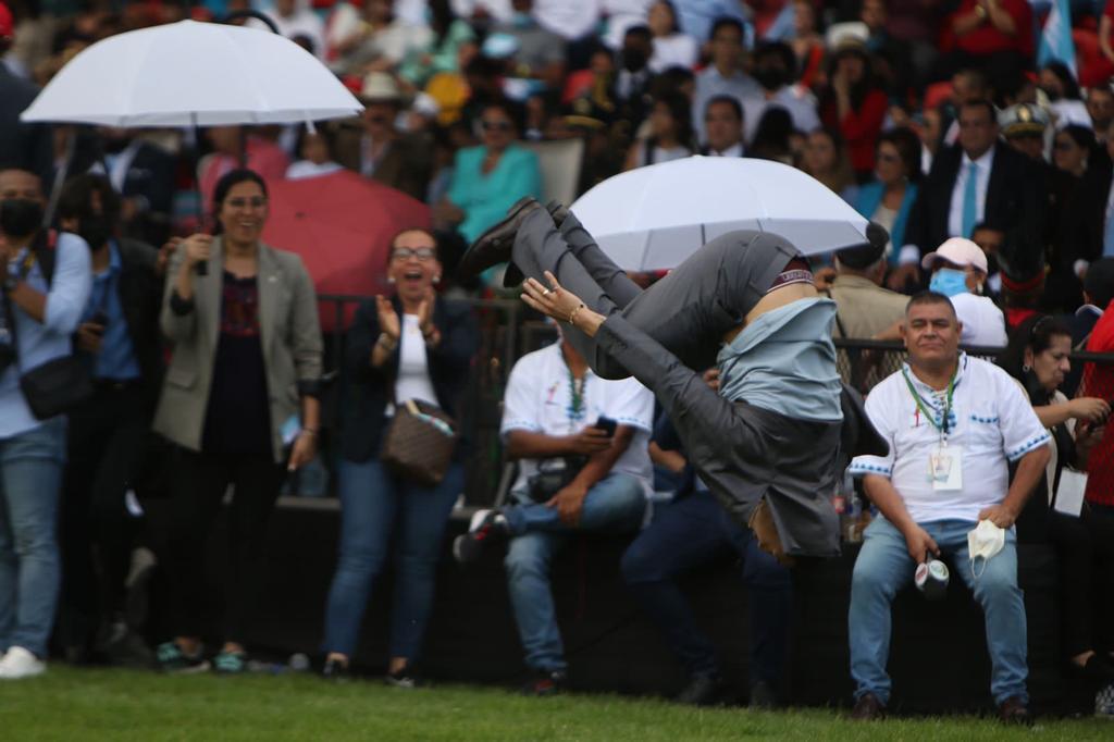 ¡Un show “peleando” con niños! Así fue captado el boxeador Teófimo López en su presencia en los desfiles de Honduras