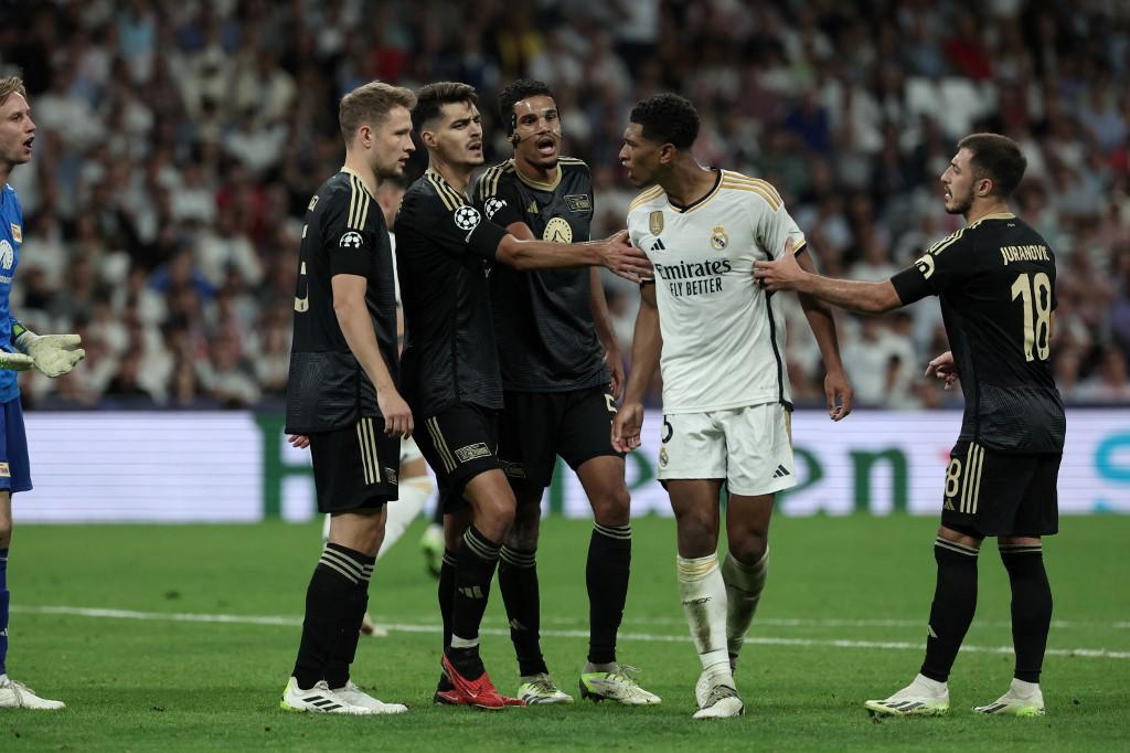 Jude Bellingham tuvo un encontronazo con los jugadores del Unión Berlín.