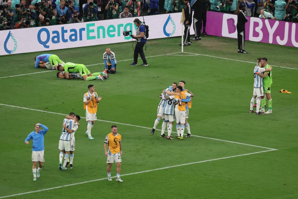 ¿Qué significa la capa que le colocó el Emir de Qatar a Messi? El polémico festejo del Dibu y un Mbappé destrozado por Argentina