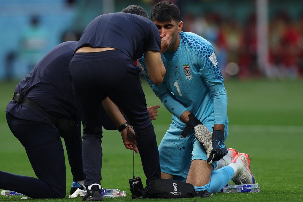 FOTOS: Portero de Irán se fue en camilla luego de recibir terrible golpe de su propio compañero en el Mundial de Qatar 2022