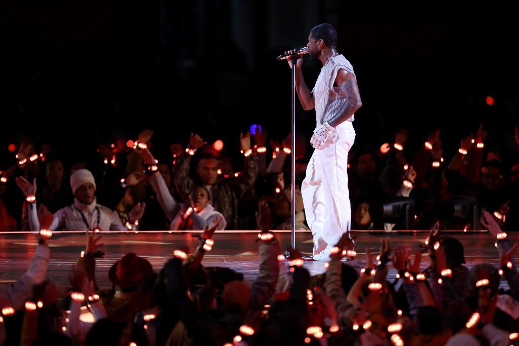 FOTOS: Usher y su espectacular ‘half-time show’ en el Super Bowl; los invitados estrellas y el regalo especial
