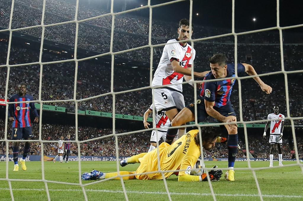 El gesto de Lewandowski tras terminar el partido y codazo de Busquets a Falcao; así fue el penal que pidió todo el Barcelona