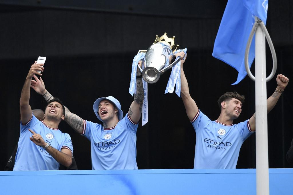 Fiestón en el Manchester City: Guardiola fumándose puros, descontrol de los aficionados y el que confundió a Erling Haaland